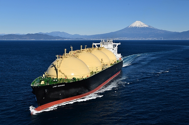 Kawasaki Schiff vor Mount Fuji